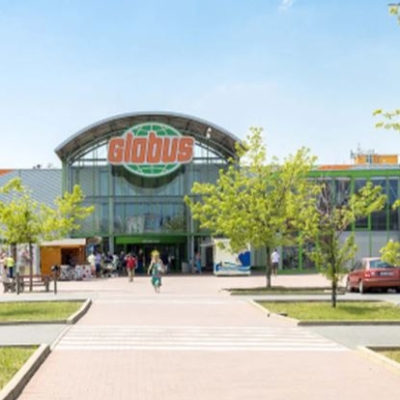 Náhled článku mobil: Před 30 lety měnil způsob, jak Češi nakupují. Teď Globus k narozeninám rozdává auta