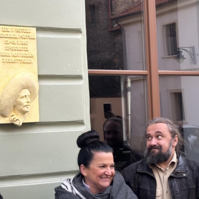 Náhled článku mobil: Chomutov odhalil pamětní desku Karlu Mayovi. Slavný autor Vinnetoua zde přenocoval v roce 1897