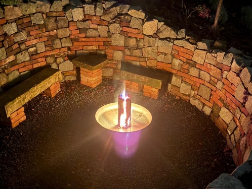 Proč se lidé pořád scházejí u ohně. A proč se bez něj venkovní posezení často rozpadne