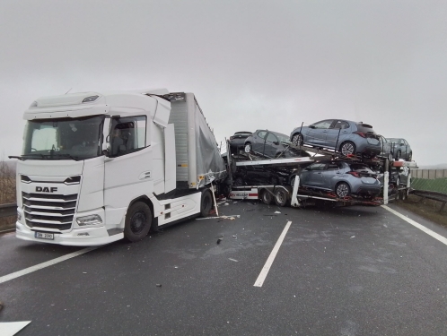 Odpolední nehoda tří kamionů ochromila dálnici D8