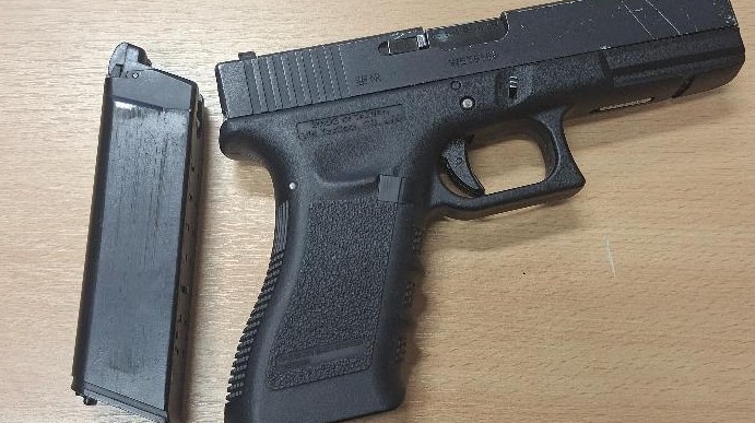 Náhled článku: Na základní škole v Předlicích našli u žáka věrohodnou repliku pistole. Případ řeší policie