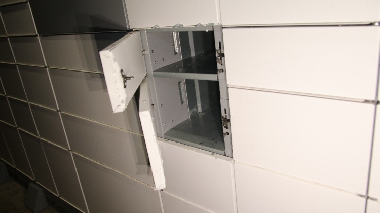 Náhled článku: Podfuk s výdejními boxy: Operátorka identifikovala schránky, komplici je místo kódu otevřeli páčidlem