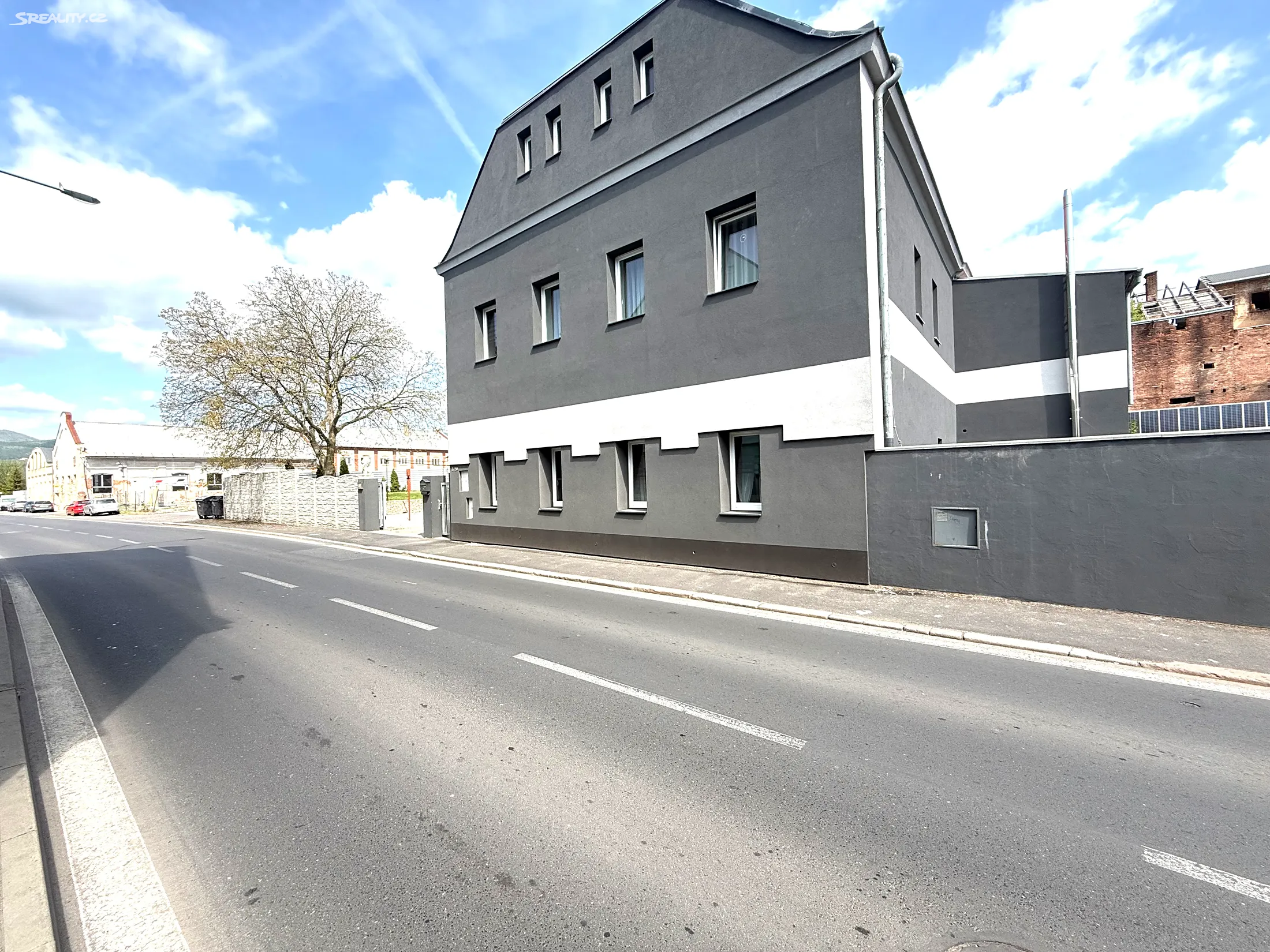 Prostorný bytový dům s obrovským potenciálem v Dubí - Pozorce